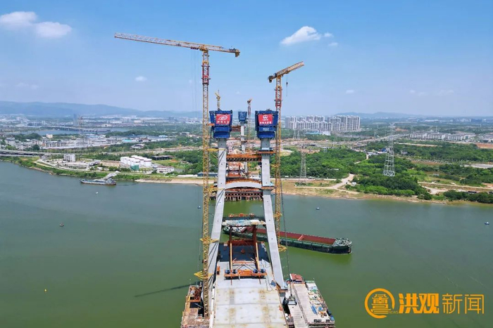 8月4日，隆兴大桥跨赣江西支主桥主塔已全部封顶。