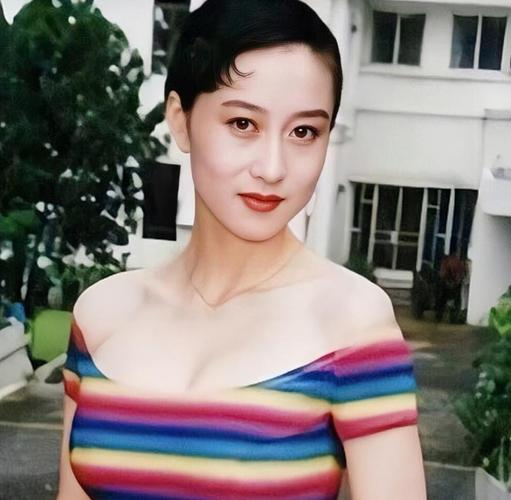 利智:被李连杰宠爱35年,外人看来是掉进蜜罐,甜蜜背后全是眼泪