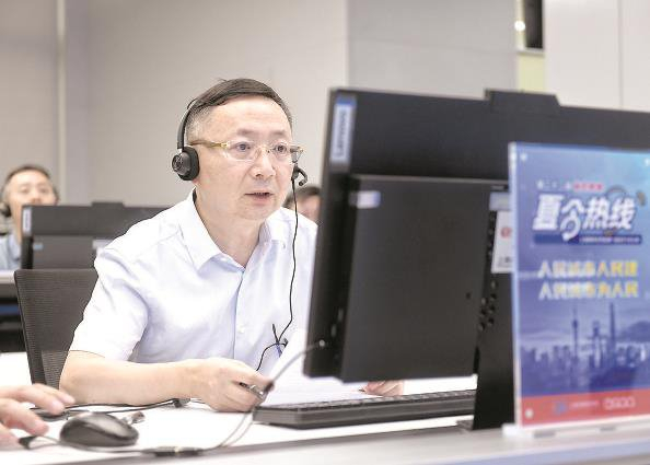 国网上海市电力公司副总经理潘博接热线   本报记者  陶磊  摄