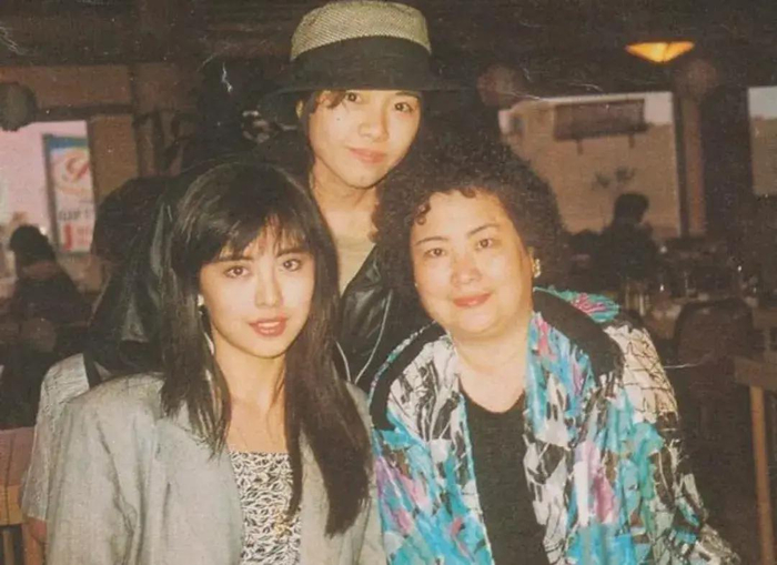 李嘉欣和王祖贤同框,总被压一头,脸型是硬伤,未入第一美女行列