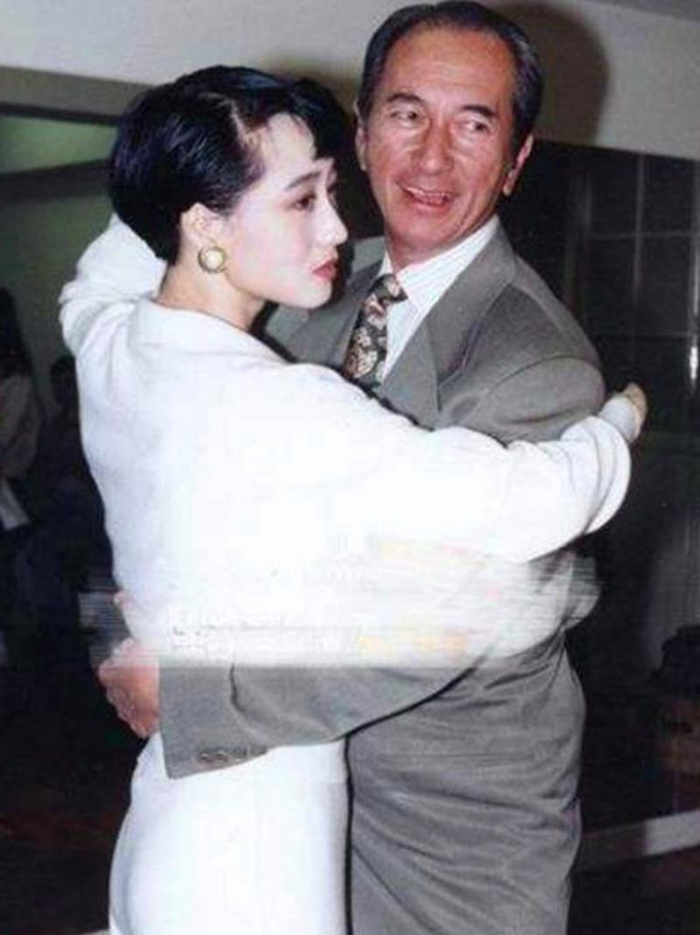 利智:被李连杰宠爱35年,外人看来是掉进蜜罐,甜蜜背后全是眼泪