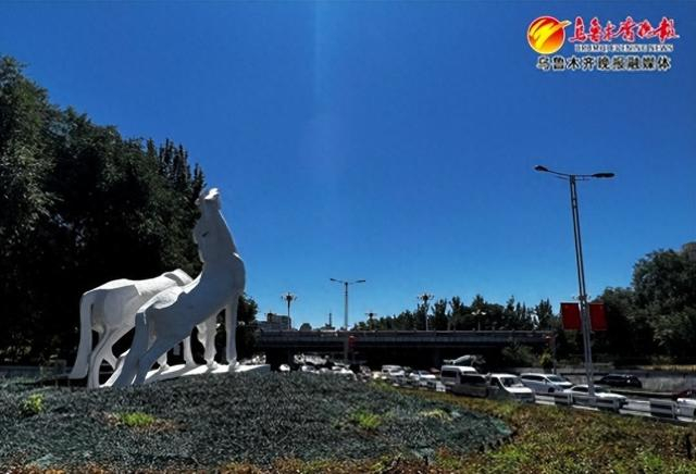 　　西大桥下，长桥饮马雕塑与河滩快速路的车流（8月3日）。记者王畅彤摄