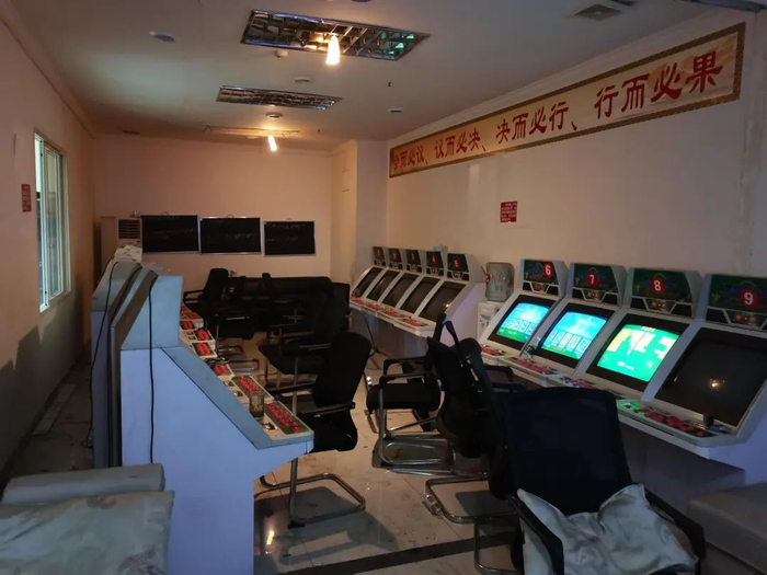 辖区一场所内有人赌博,随即组织精干警力前往现场,现场抓获正在翻牌机