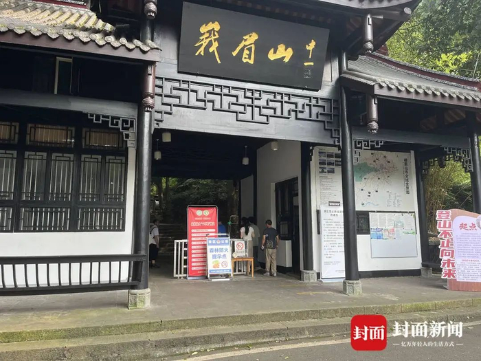 自驾游的游客，驾车来到万年停车场，检票进入景点。