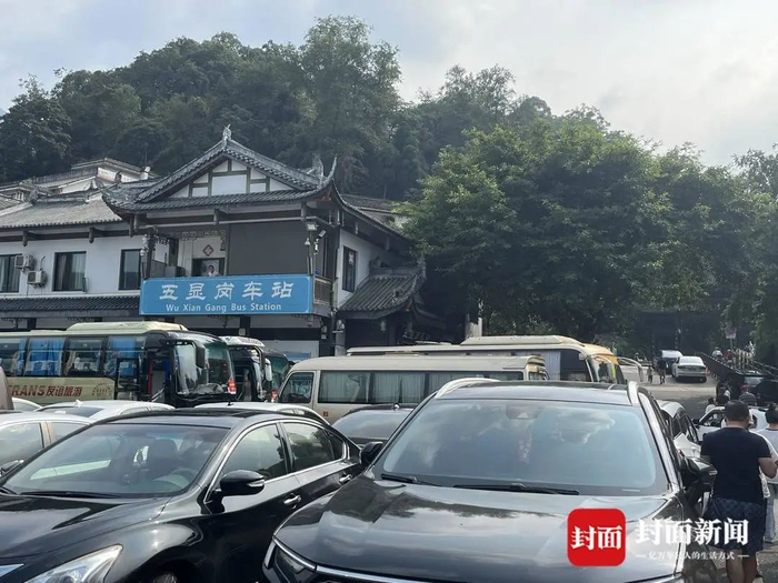自驾游的游客直接将车辆开到清音阁外的五显岗停车场。