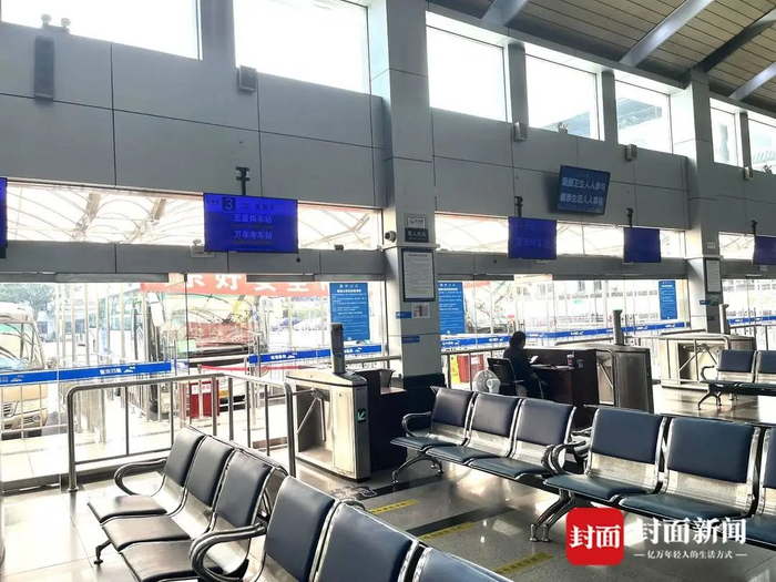 峨眉山山脚的旅游客运中心。