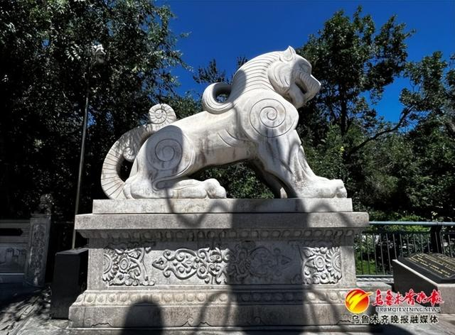 　　西大桥桥头立着高大威猛的虎头狮纹兽（8月3日）。记者王畅彤摄