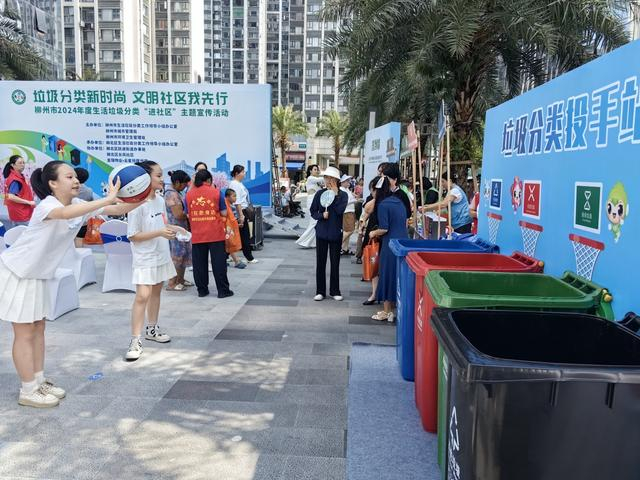 大家踊跃参与垃圾分类有奖趣味游戏。今报记者许洁琳 摄