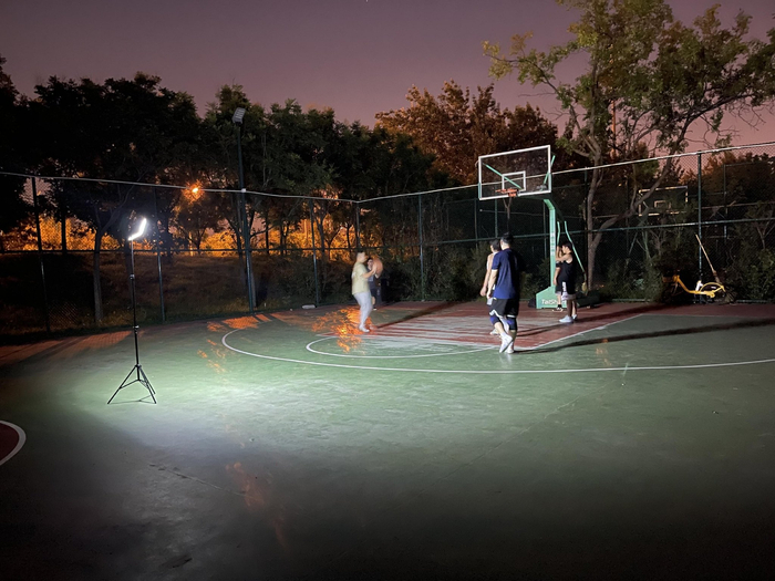 方庄城市公园路灯不亮,晚上市民锻炼得自带照明灯