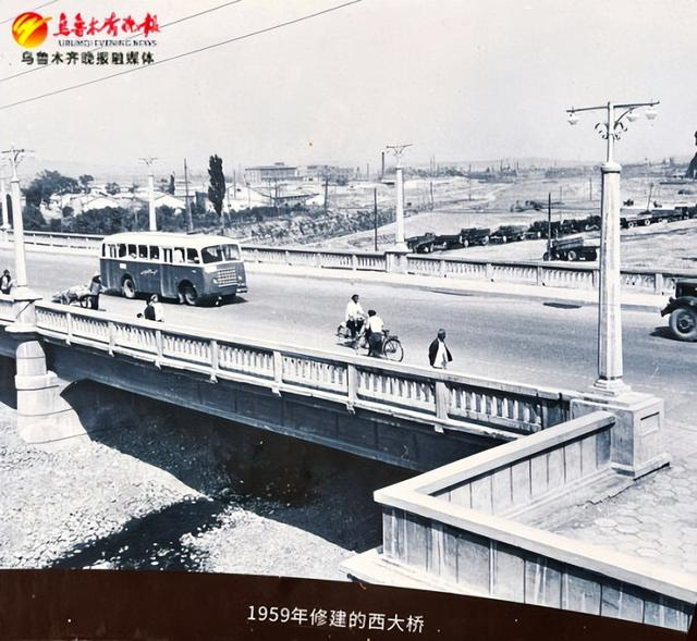 　　文献资料中的西大桥（8月3日）。记者王畅彤翻拍