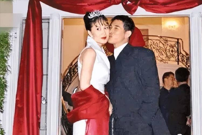 利智:被李连杰宠爱35年,外人看来是掉进蜜罐,甜蜜背后全是眼泪