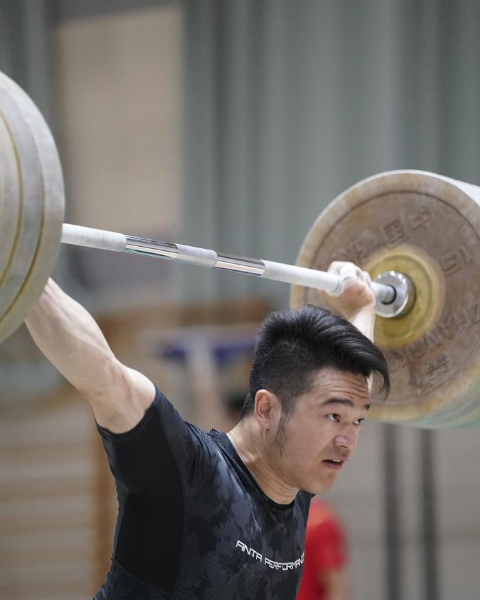 奥运奖牌和博士帽两手抓，惠若琪抱娃参加博士毕业典礼