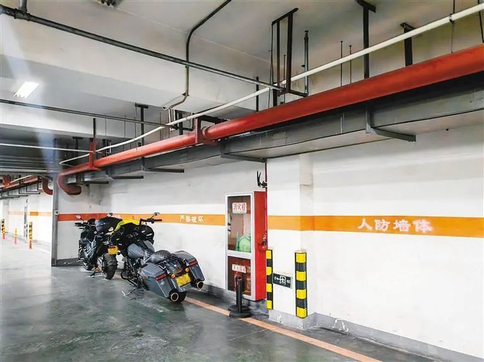 地库墙面上喷涂着“人防墙体 严禁破坏”字样，提示着该空间内为人防区域