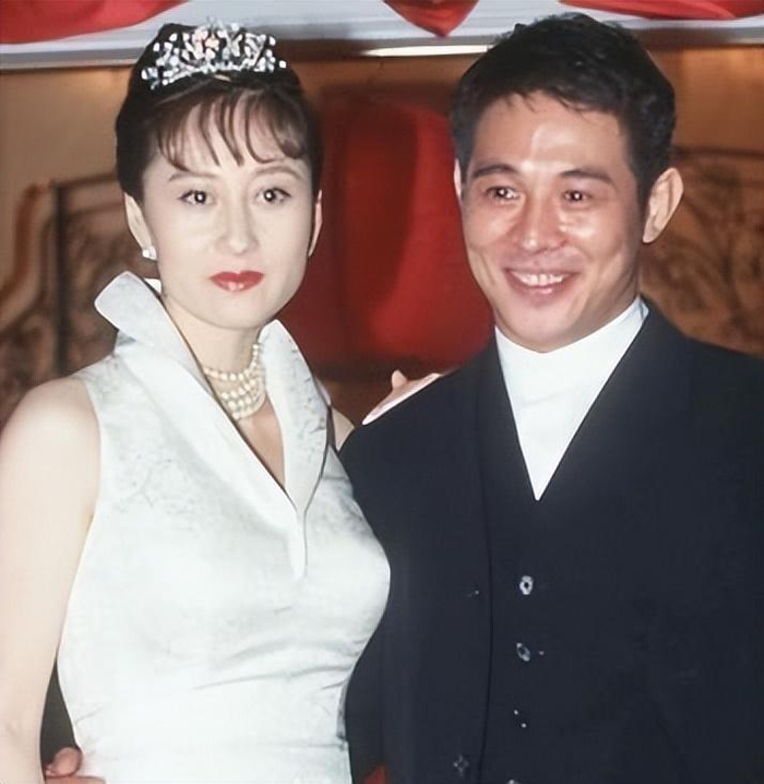 利智:被李连杰宠爱35年,外人看来是掉进蜜罐,甜蜜背后全是眼泪