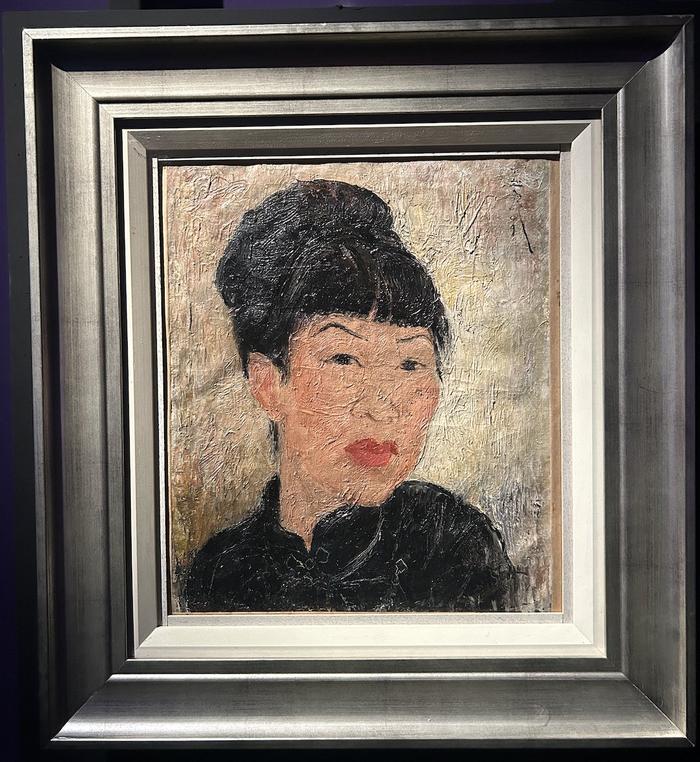 《自画像》1949潘玉良常常在自画像中以花束,扇子,书本等小物件作为