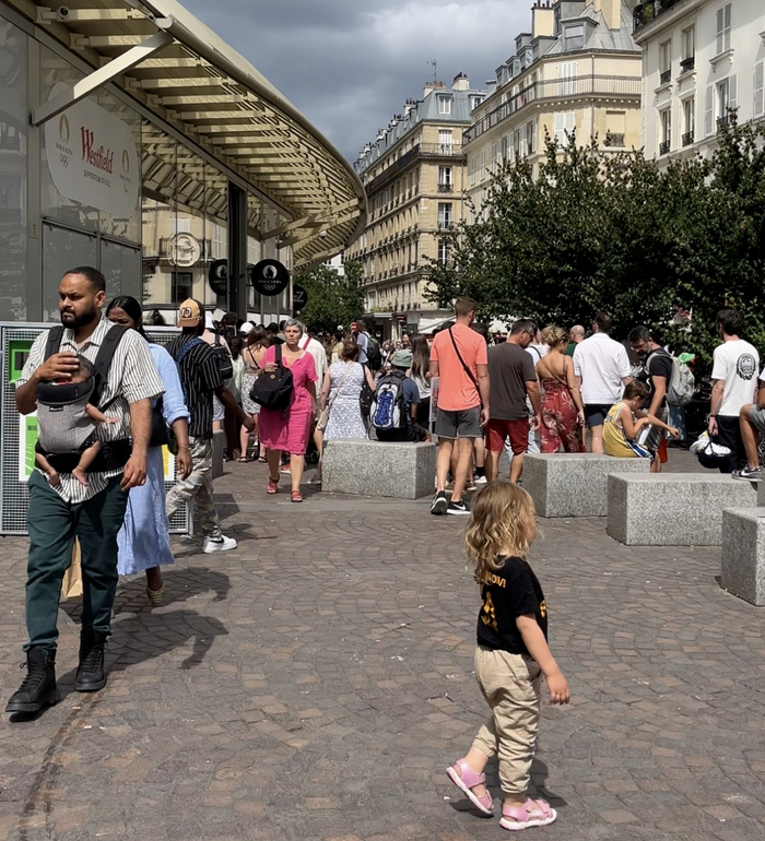 市中心的门店大排长龙；摄影/魏媛