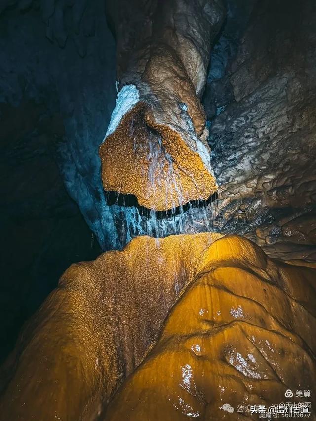 小岩湾天坑图片