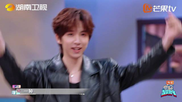 被要求用五种不同方式比心,@时代少年团-贺峻霖 直接拿捏了