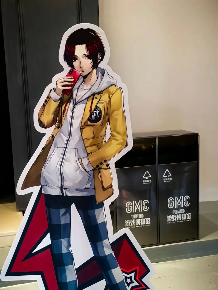 顶着烈日来游戏博物馆玩了，一路上找了好久，但找到了地上的预告信。十点刚开！大海报超级帅！还有玩家巨佬的画。