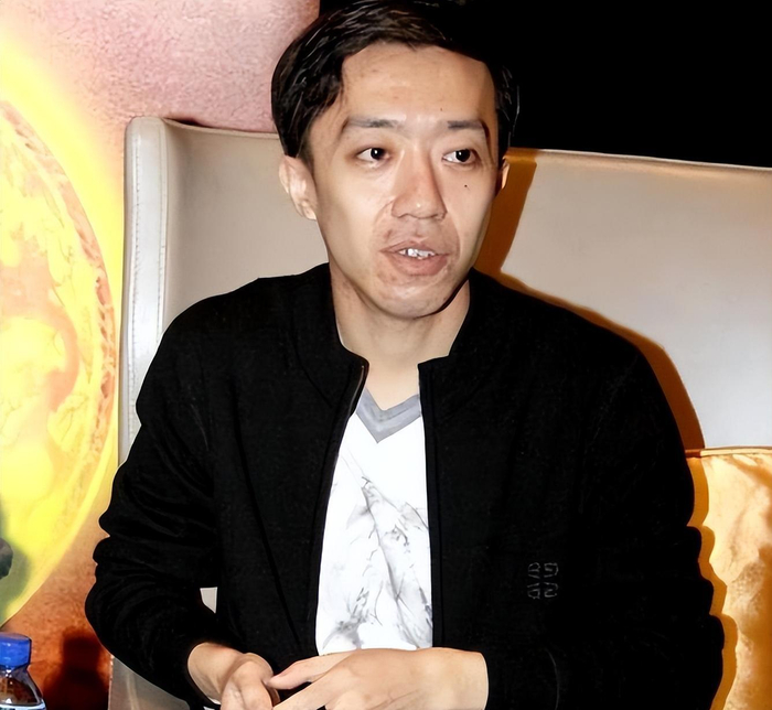 说白了就是两个人对于德云社的未来发展有了不同的想法.