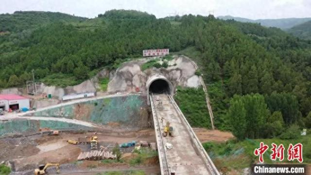 8月10日，西延高铁宜君隧道顺利贯通。 刘翔 摄