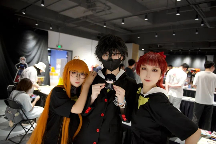 现场Cos双叶的@暮川寒（左），Cos雨宫莲的@Tsunami（中）与Cos芳泽霞的@爱卡尔.eve（右）