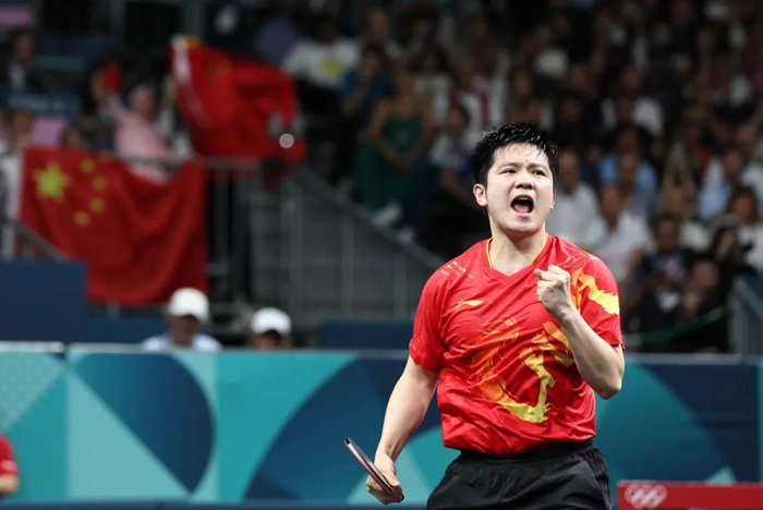 8月9日，中国队选手樊振东在比赛中。他3比2战胜瑞典队选手莫雷高德。新华社记者 王东震 摄