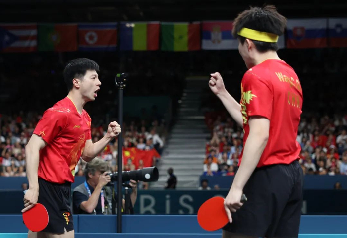 8月9日，中国队组合马龙/王楚钦（右）在比赛中。他们3比2战胜瑞典队组合科尔贝里/卡尔松。新华社记者 刘续 摄