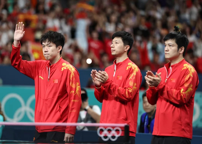 8月9日，中国队选手王楚钦（左）、马龙（中）和樊振东在赛前。新华社记者 王东震 摄