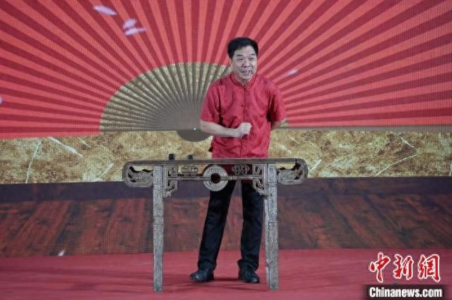 8月9日，福建泉州举办第二届“陈三五娘”文化节。图为讲古人陈毅煌开讲《陈三磨镜》。 黄靖棉 摄