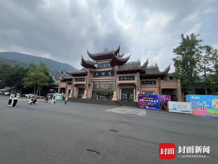 峨眉山游客中心可以无票通行。杜卓滨 摄