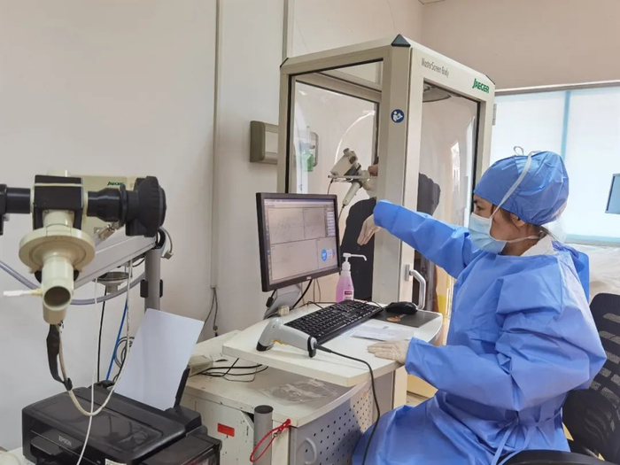 在同济大学附属上海市肺科医院肺功能室内，一名患者正在进行肺功能检查。图源/受访者