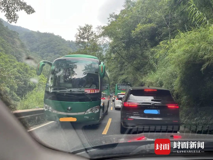 非客流高峰期，零公里以下路段未设交通管制。杜卓滨 摄