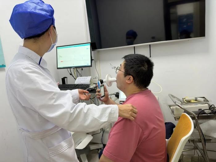 上海市黄浦区打浦桥社区医院医护正在带领患者进行肺功能检查。图源/受访者