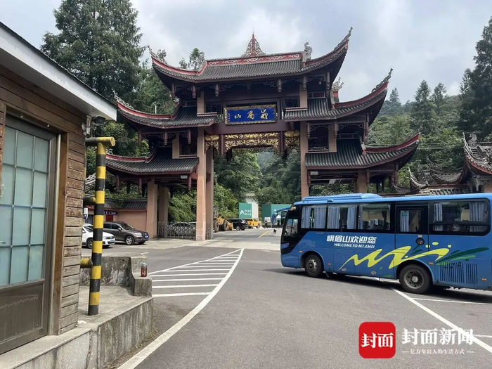 在零公里停车场，游客需要换乘景区观光车，才能继续上山。杜卓滨 摄