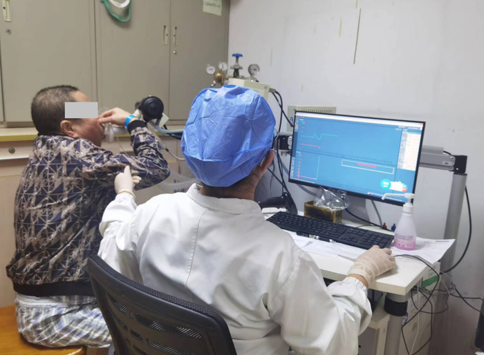 在同济大学附属上海市肺科医院肺功能室内，一名患者正在进行肺功能检查。图源/受访者