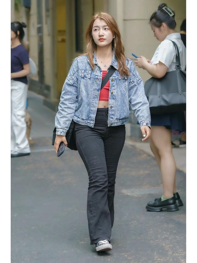 看上海街拍微胖女生就知道:又胖又矮