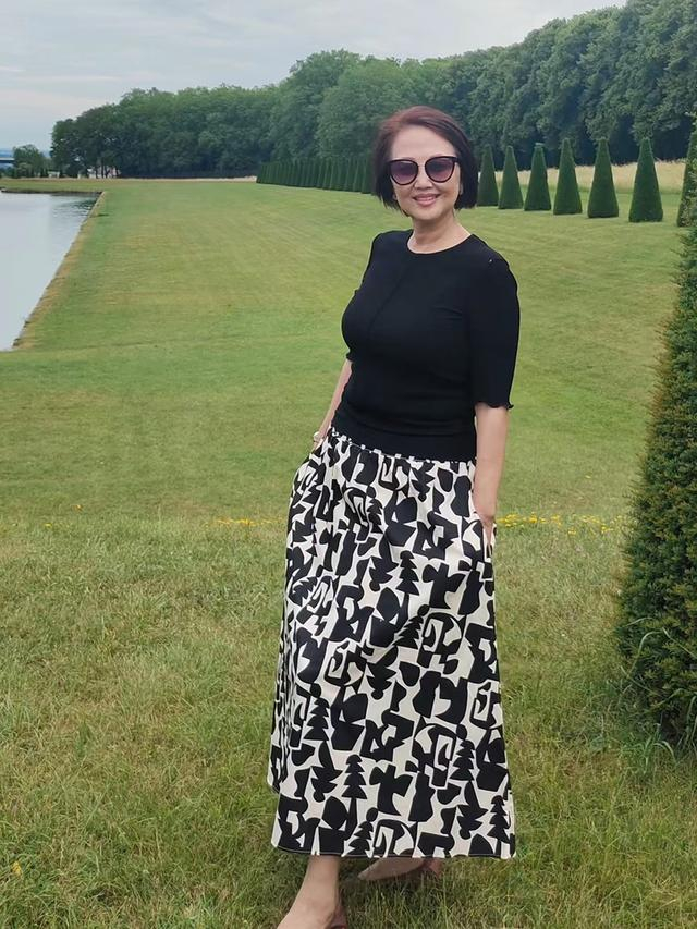 被60岁120斤的北京大妈惊艳:衣不紧,裙不短,发不长,优雅高级