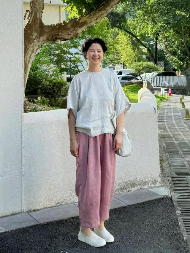 被60岁120斤的北京大妈惊艳:衣不紧,裙不短,发不长,优雅高级