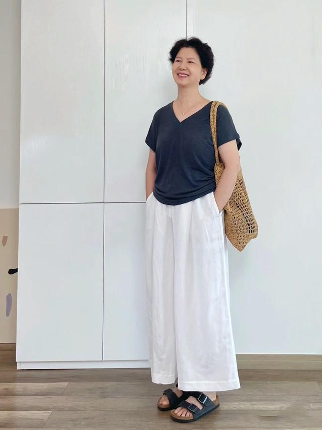 被60岁120斤的北京大妈惊艳:衣不紧,裙不短,发不长,优雅高级