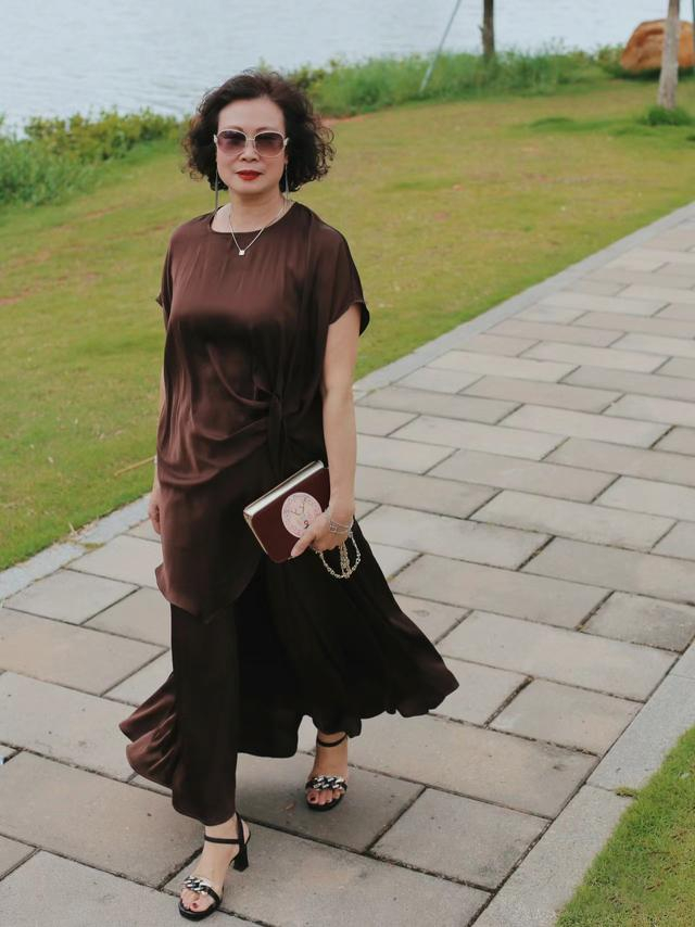 被60岁120斤的北京大妈惊艳:衣不紧,裙不短,发不长,优雅高级