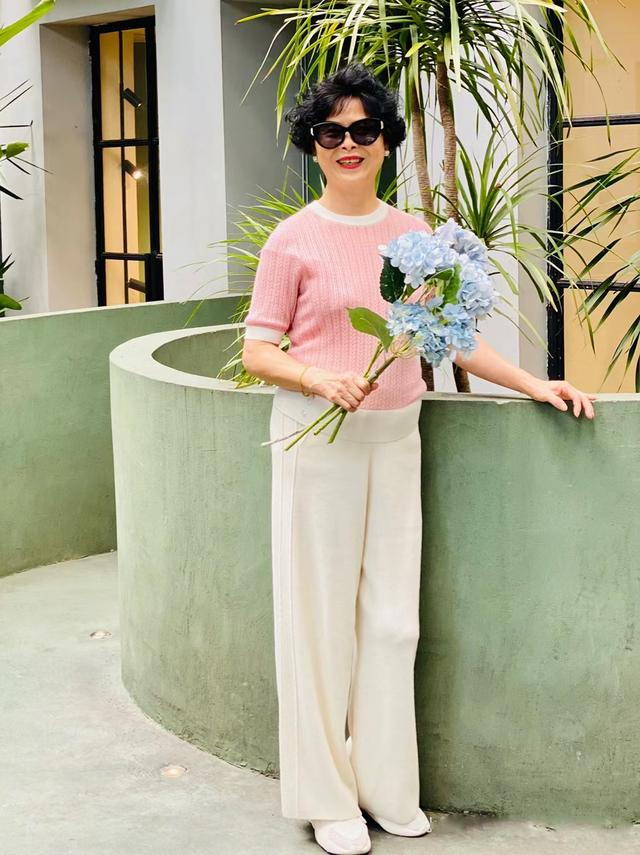 被60岁120斤的北京大妈惊艳:衣不紧,裙不短,发不长,优雅高级