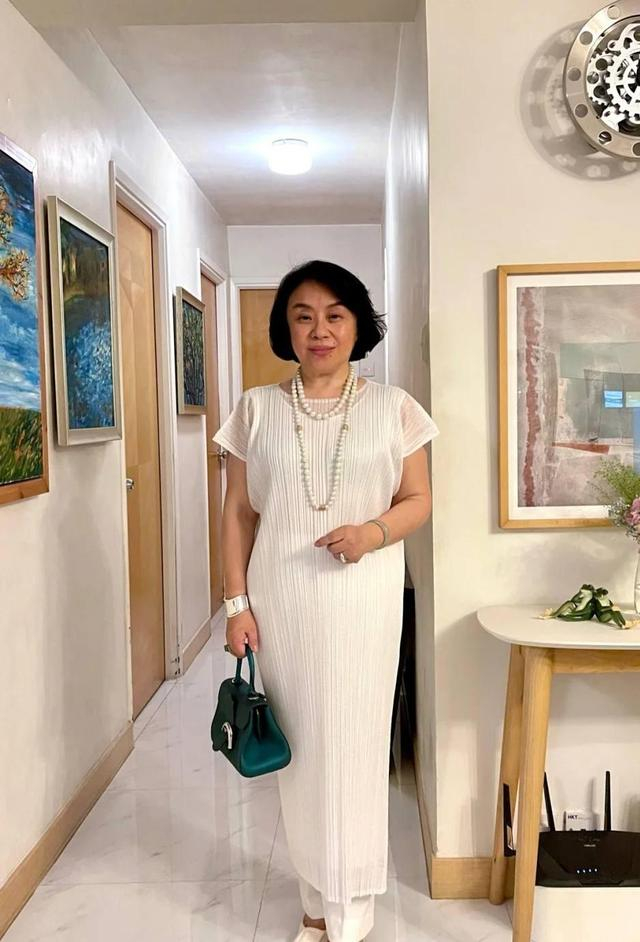 被60岁120斤的北京大妈惊艳:衣不紧,裙不短,发不长,优雅高级