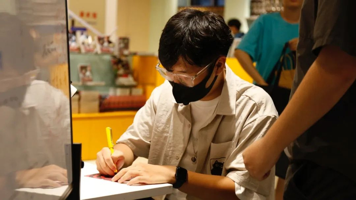 被现场玩家抓住签名的徐Toso