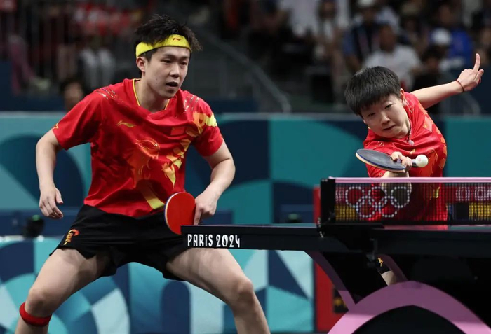 7月30日，王楚钦/孙颖莎（右）在巴黎奥运会乒乓球混双决赛中。新华社记者 王东震 摄