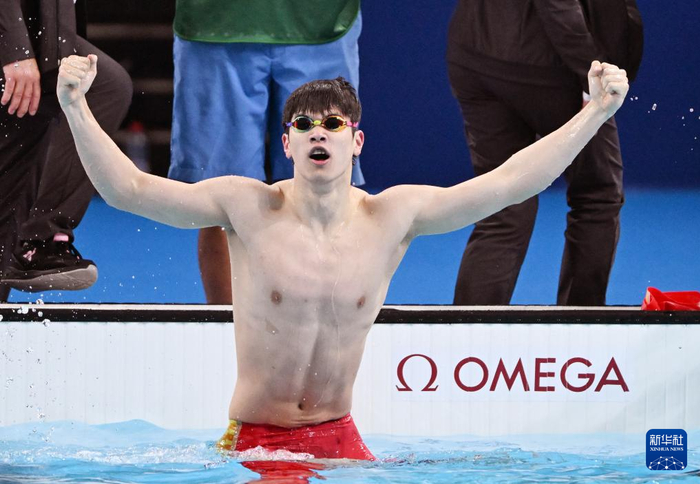 7月31日，潘展乐庆祝夺冠。新华社记者 夏一方 摄