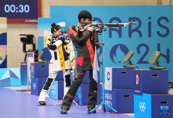 7月27日，中国选手黄雨婷（左）/盛李豪在比赛中。新华社记者 鞠焕宗 摄