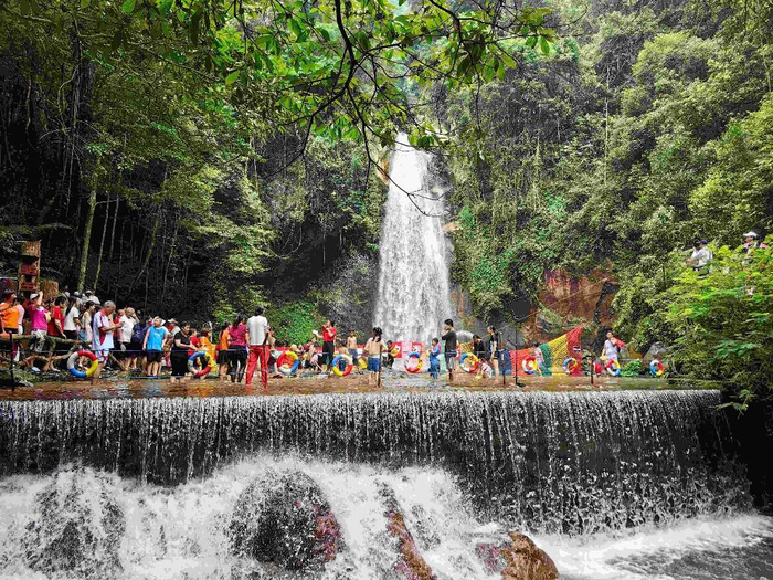 来韶关乐昌龙王潭泼水消暑!上千人湿身"大战"欢度浪漫七夕