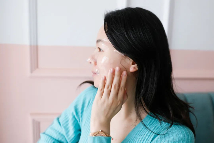 这款也是敷满60-90分钟效果最好，就像静静地享受了一个面部SPA，敷完后会感觉肌肤吃了很大一块胶原，特别适合晒后修复，而且所有肤质可用，不分男女。划线价240元，现在149元就能入手，一盒共有4片。