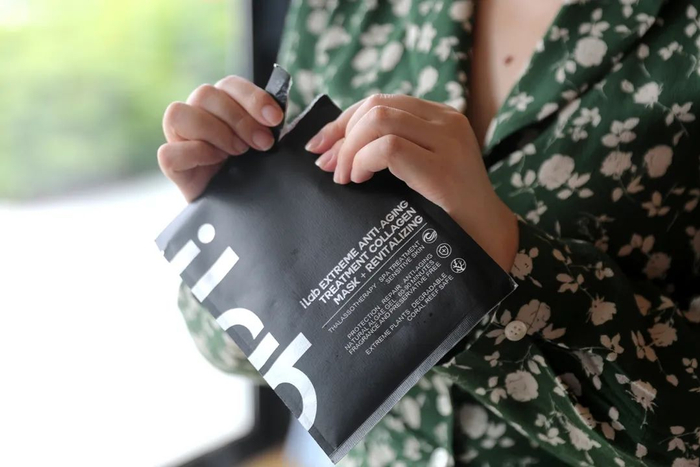 胶体面膜一整块都是精华，敷完不仅可以修护干燥和敏感，更能持久保湿，抵御外界刺激。同样是敷满60-90分钟效果最好~